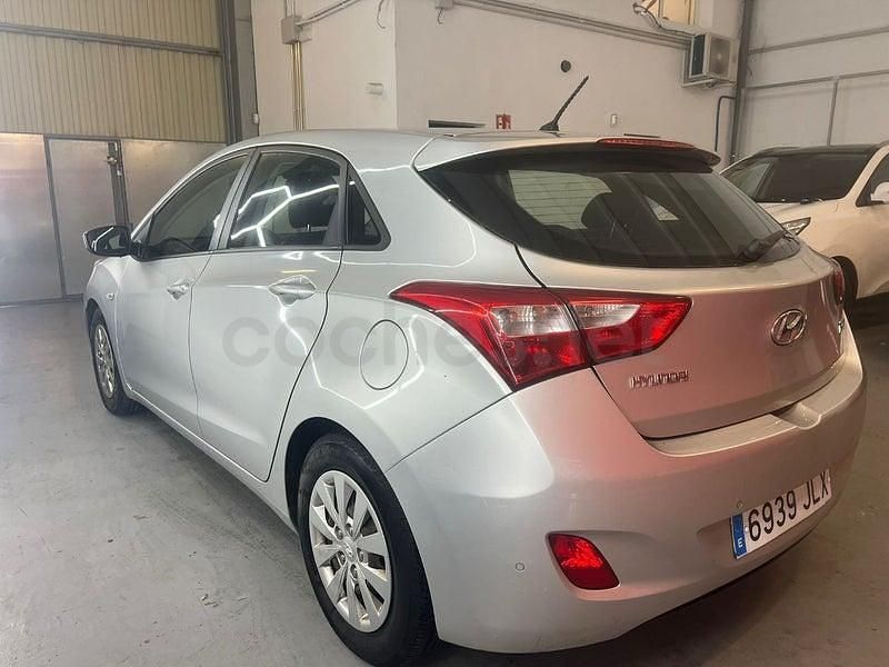 Usado Hyundai i30 110 CV (80 kW) 2016 Gris / plata Berlina