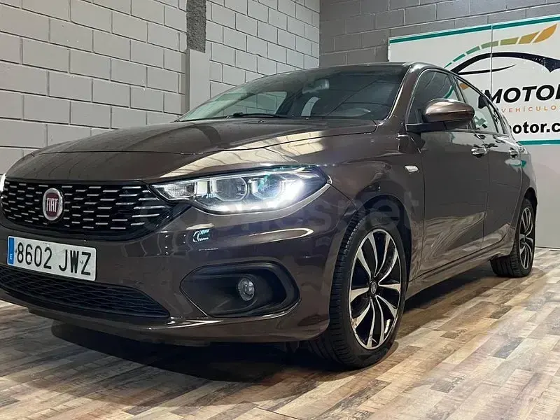 Usado Fiat Tipo Lounge 95 CV (69 kW) 2017 Marrón Berlina