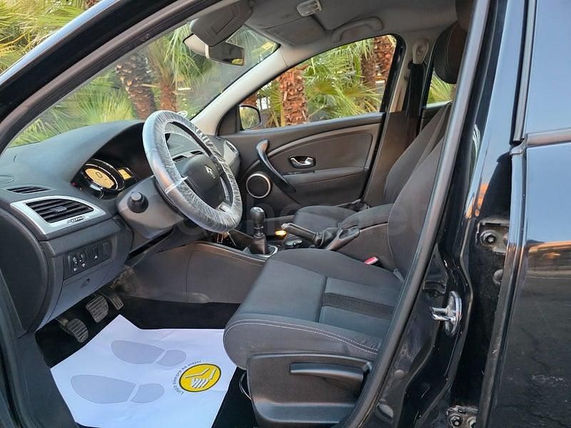 Usado Renault Mégane GrandTour Dynamique 110 CV (80 kW) 2011 Negro Familiar