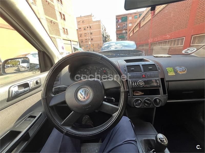 Usado VW Polo Highline 75 CV (55 kW) 2003 Gris / plata Berlina