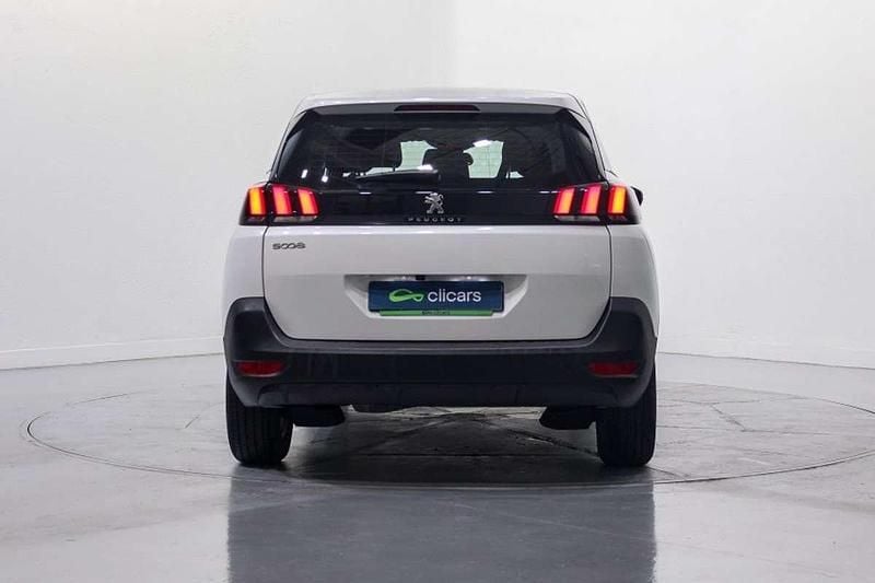 Usado Peugeot 5008 Active 136 CV (100 kW) 2024 Blanco SUV