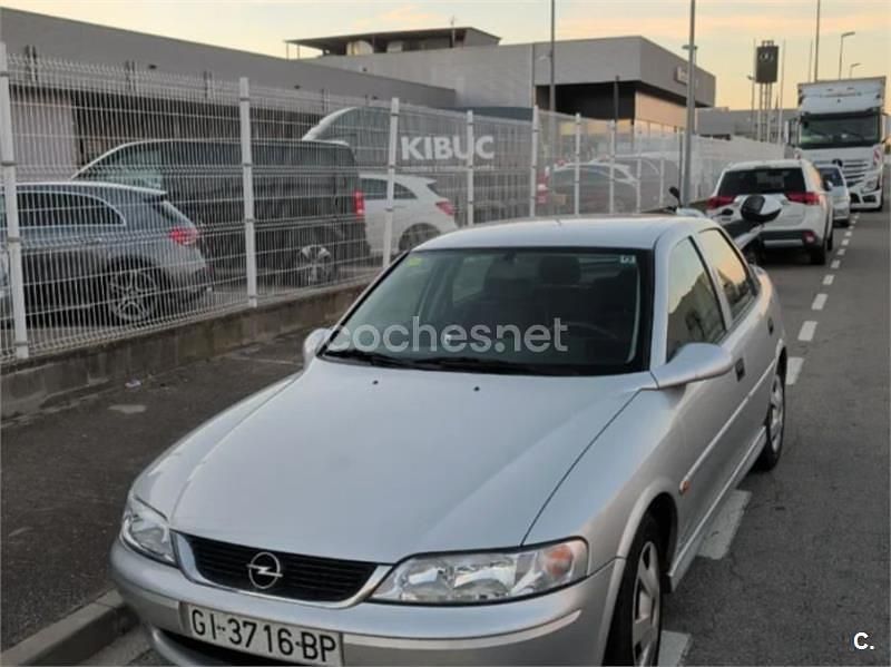 Gris / plata Usado 2000 Opel Vectra Berlina | 2500 € (Precio justo) - Imagen 1/4