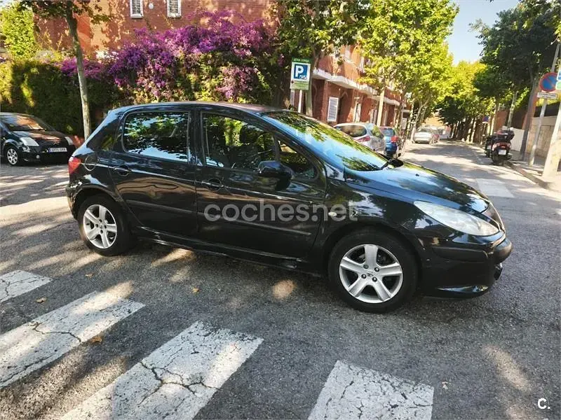Usado Peugeot 307 90 CV (66 kW) 2007 Negro Berlina