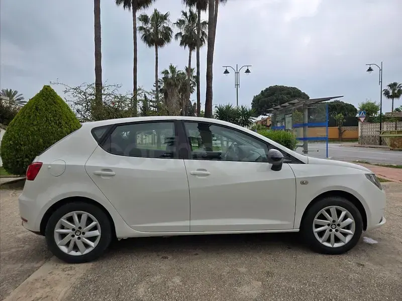 Usado Seat Ibiza Reference 75 CV (55 kW) 2016 Blanco Berlina