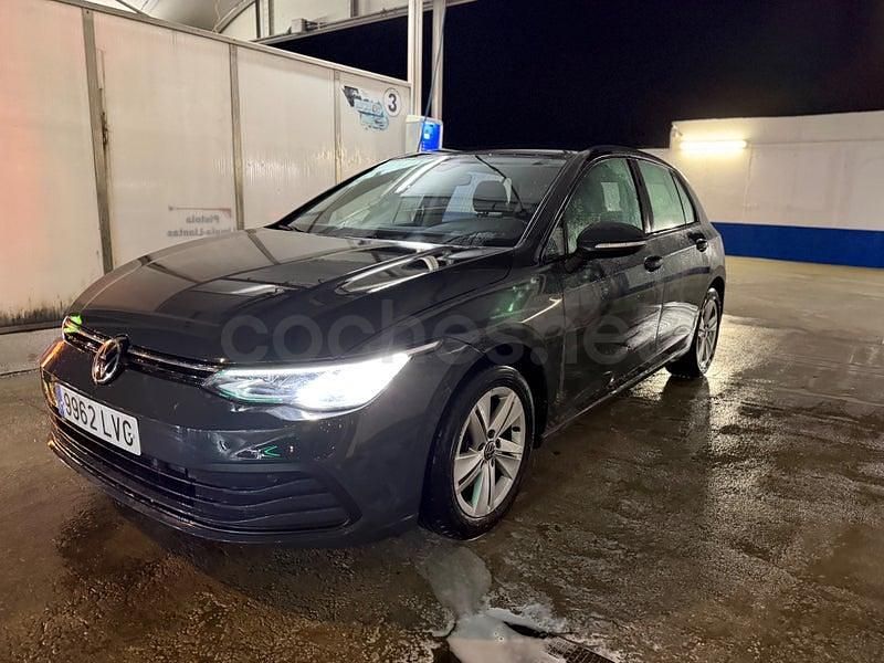 Usado VW Golf VIII Life 115 CV (84 kW) 2022 Gris / plata Berlina