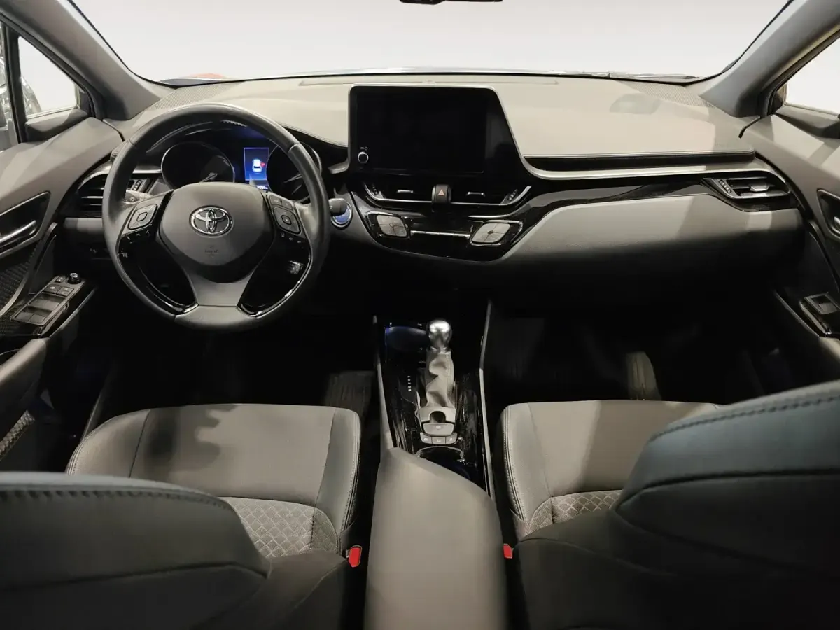 Usado Toyota C-HR Advance 98 CV (72 kW) 2022 Gris/plata SUV