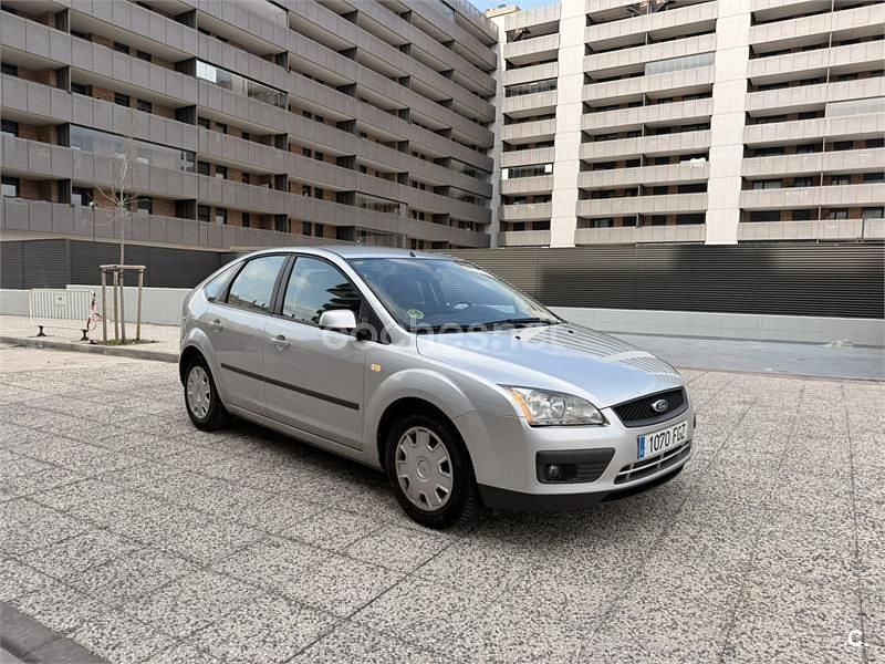 Usado Ford Focus Trend 90 CV (66 kW) 2006 Gris / plata Berlina