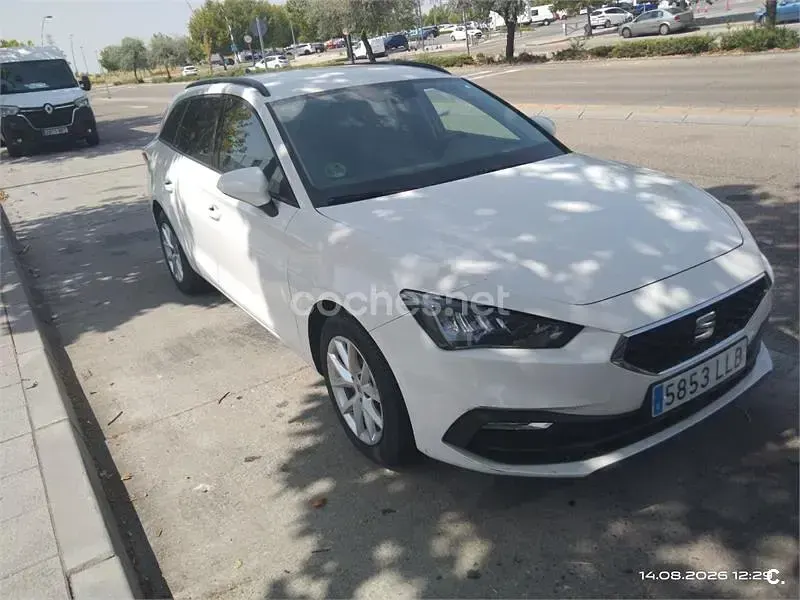 Usado Seat Leon Style 130 CV (95 kW) 2020 Blanco Familiar