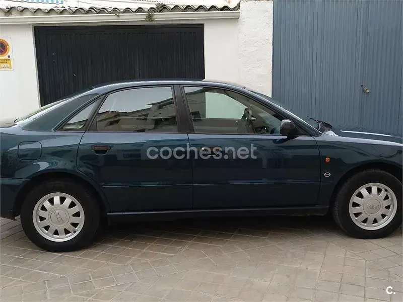Usado Audi A4 90 CV (66 kW) 1995 Verde Berlina