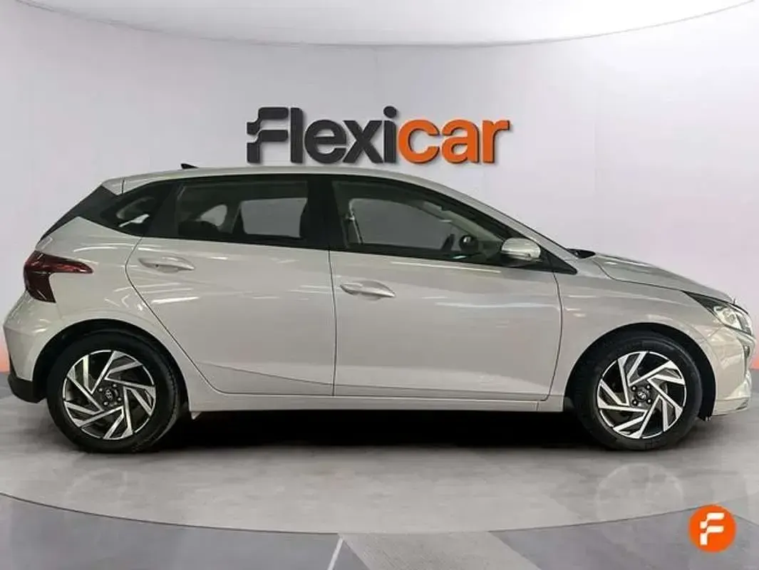 Usado Hyundai i20 84 CV (61 kW) 2024 Gris Utilitario