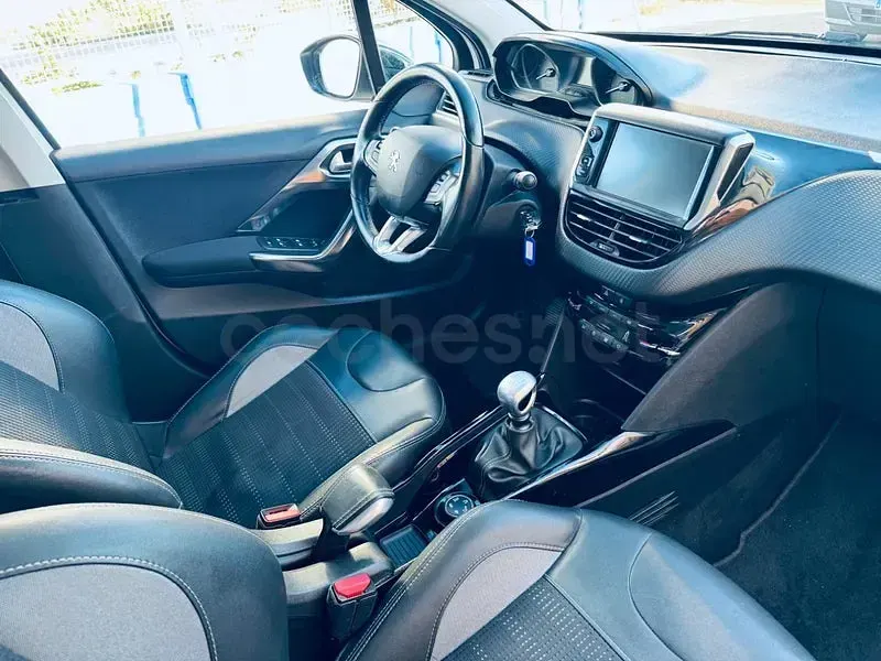 Usado Peugeot 2008 Allure 120 CV (88 kW) 2016 Blanco SUV