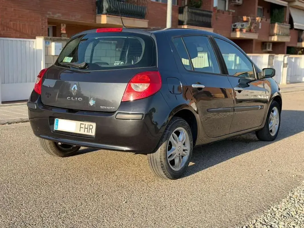 Usado Renault Clio II Dynamique 106 CV (77 kW) 2006 Gris Utilitario