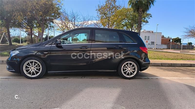 Usado Mercedes B180 122 CV (89 kW) 2012 Negro Monovolumen