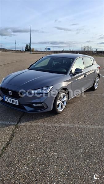 Usado Seat Leon FR 110 CV (80 kW) 2023 Gris / plata Berlina