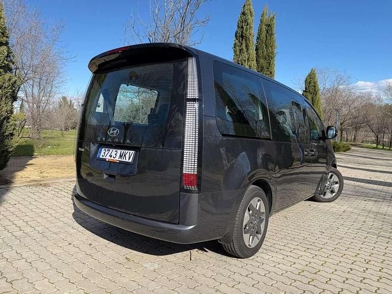 Usado Hyundai Staria 177 CV (130 kW) 2023 Gris Monovolumen