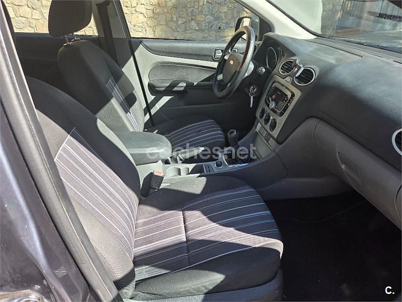 Usado Ford Focus Trend 115 CV (84 kW) 2010 Gris / plata Berlina