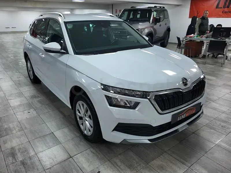 Usado Skoda Kamiq Style 110 CV (80 kW) 2023 Blanco SUV