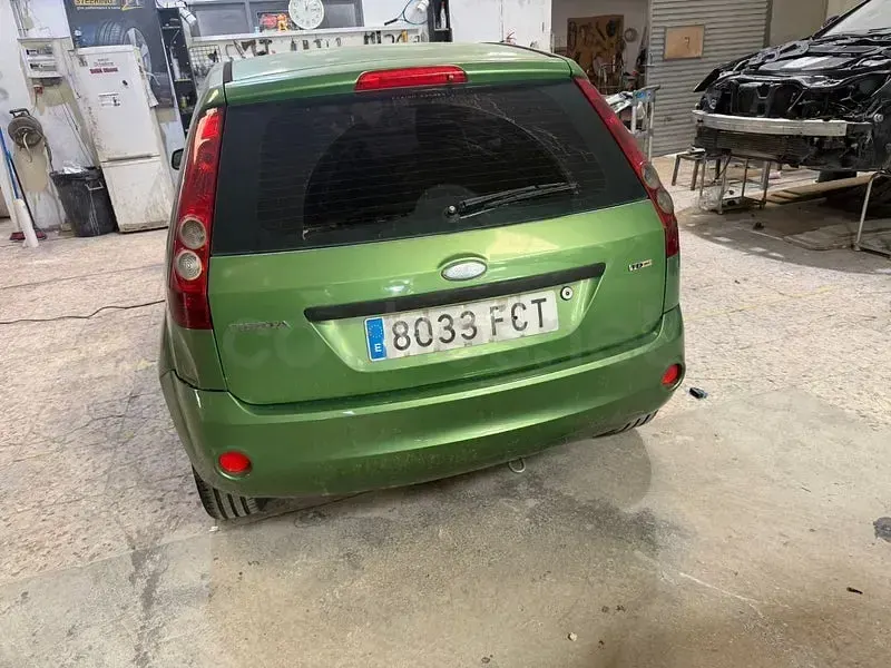 Usado Ford Fiesta 68 CV (50 kW) 2007 Verde Utilitario