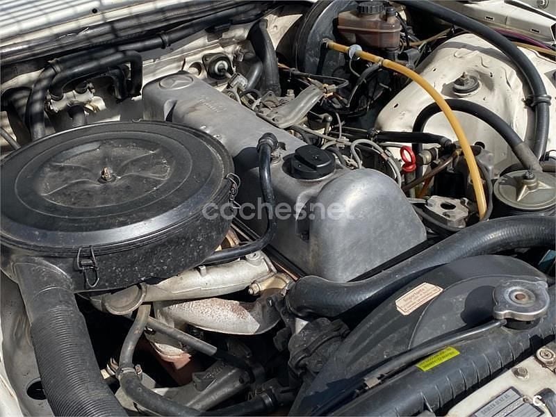 Usado Mercedes 200 75 CV (55 kW) 1982 Blanco Berlina