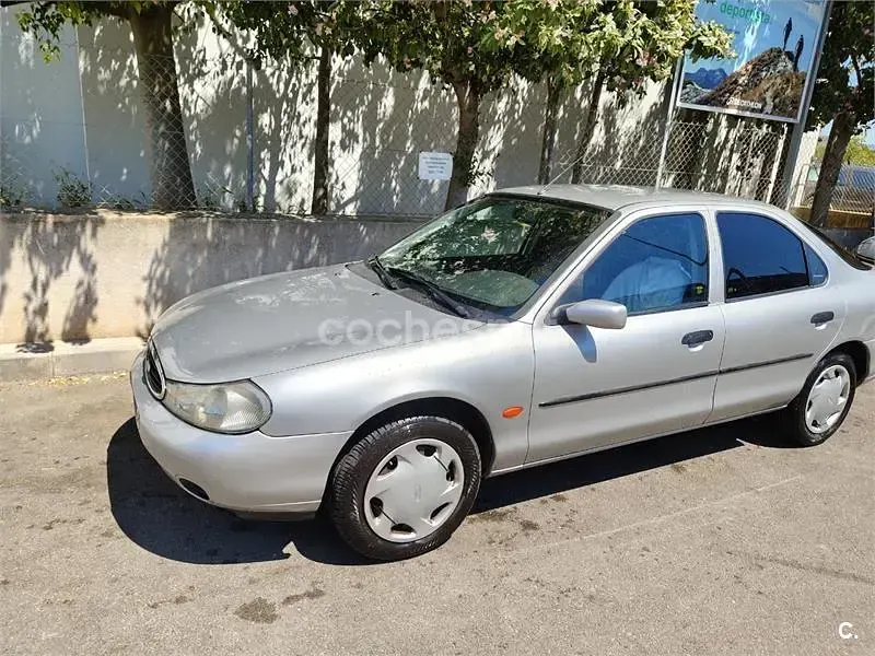 Usado Ford Mondeo Ambiente 90 CV (66 kW) 1999 Gris / plata Berlina