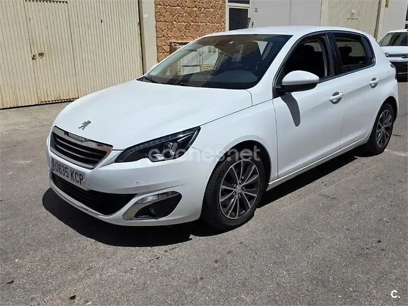 Usado Peugeot 308 Allure 120 CV (88 kW) 2017 Blanco Berlina