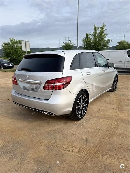 Usado Mercedes B180 109 CV (80 kW) 2017 Gris / plata Monovolumen