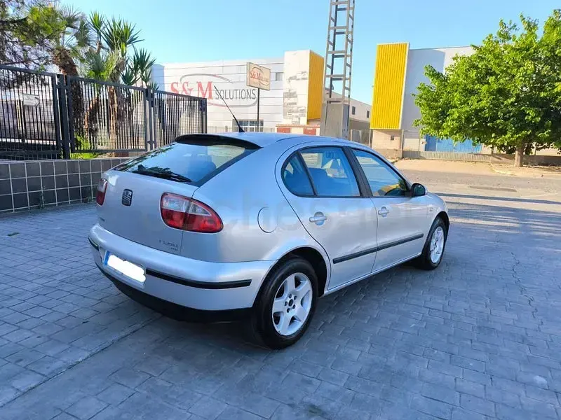 Usado Seat Leon Sport 110 CV (80 kW) 2004 Gris / plata Utilitario