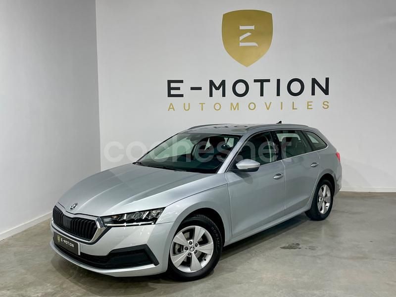 Gris / plata Usado 2022 Skoda Octavia Ambition Familiar | 17.900 € (Precio justo) - Imagen 1/4