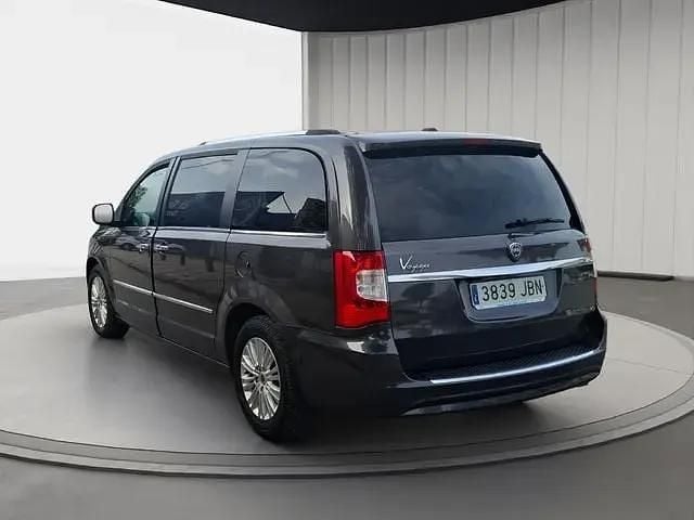 Usado Lancia Voyager Silver 177 CV (130 kW) 2014 Gris / plata Monovolumen