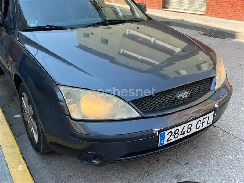 Usado Ford Mondeo Ghia 145 CV (106 kW) 2003 Gris / plata Familiar