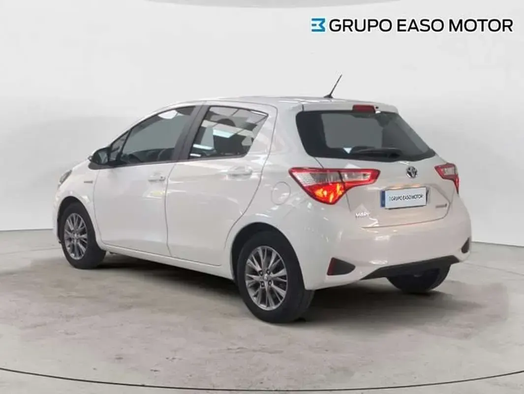 Usado Toyota Yaris Hybrid Active 101 CV (74 kW) 2020 Blanco Berlina