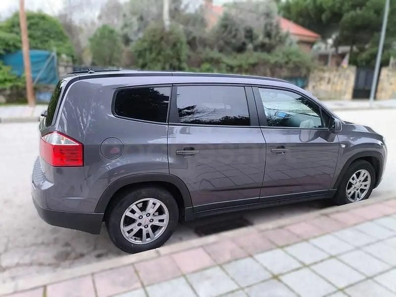 Usado Chevrolet Orlando LT 130 CV (95 kW) 2012 Gris / plata Monovolumen