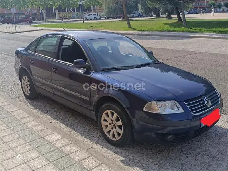 Usado VW Passat Trendline 130 CV (95 kW) 2003 Azul Berlina