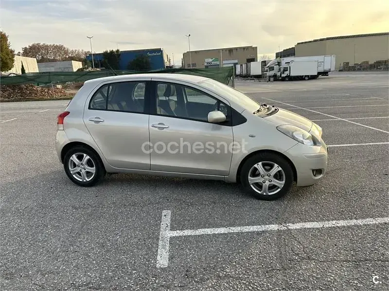 Usado Toyota Yaris 90 CV (66 kW) 2010 Beige Utilitario