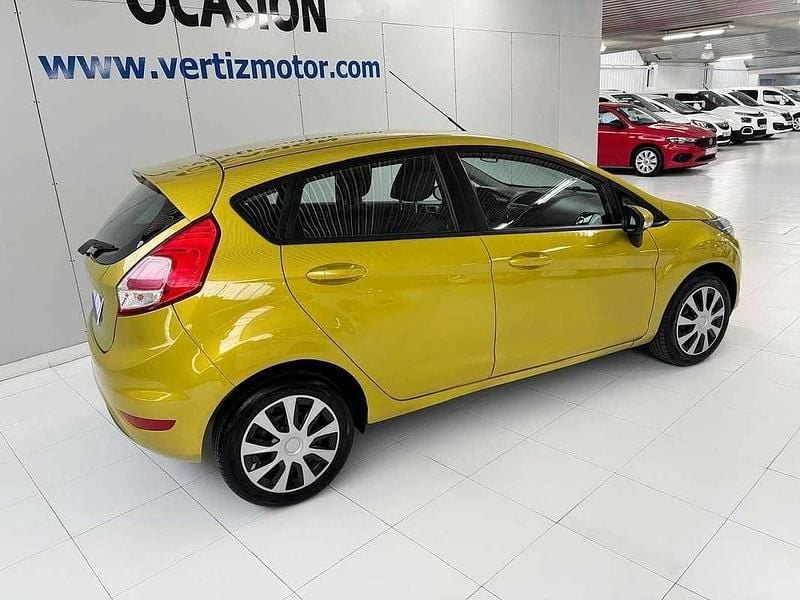 Usado Ford Fiesta Trend 82 CV (60 kW) 2014 Amarillo Utilitario