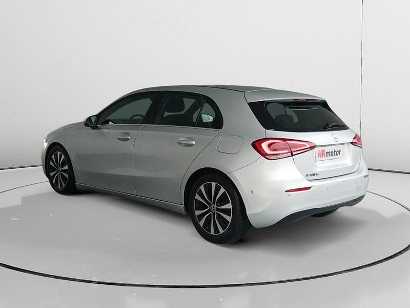 Usado Mercedes A180 116 CV (85 kW) 2021 Gris Utilitario