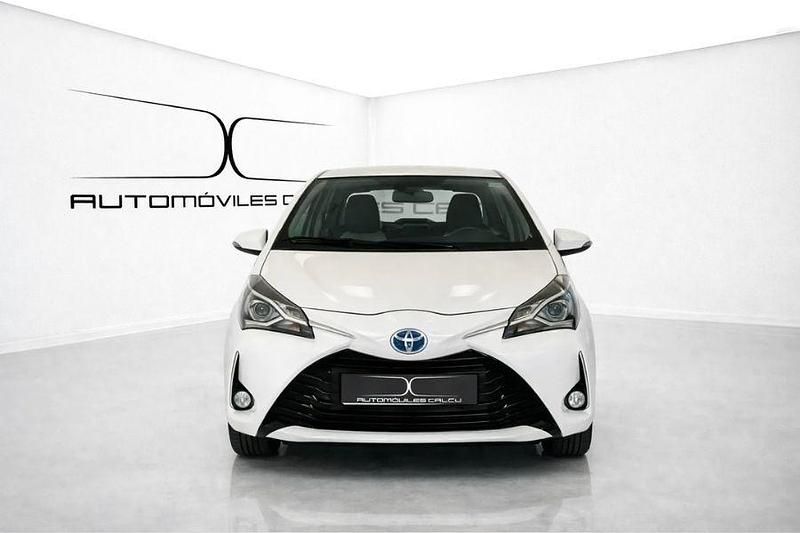 Usado Toyota Yaris Hybrid Active 100 CV (73 kW) 2020 Blanco Berlina