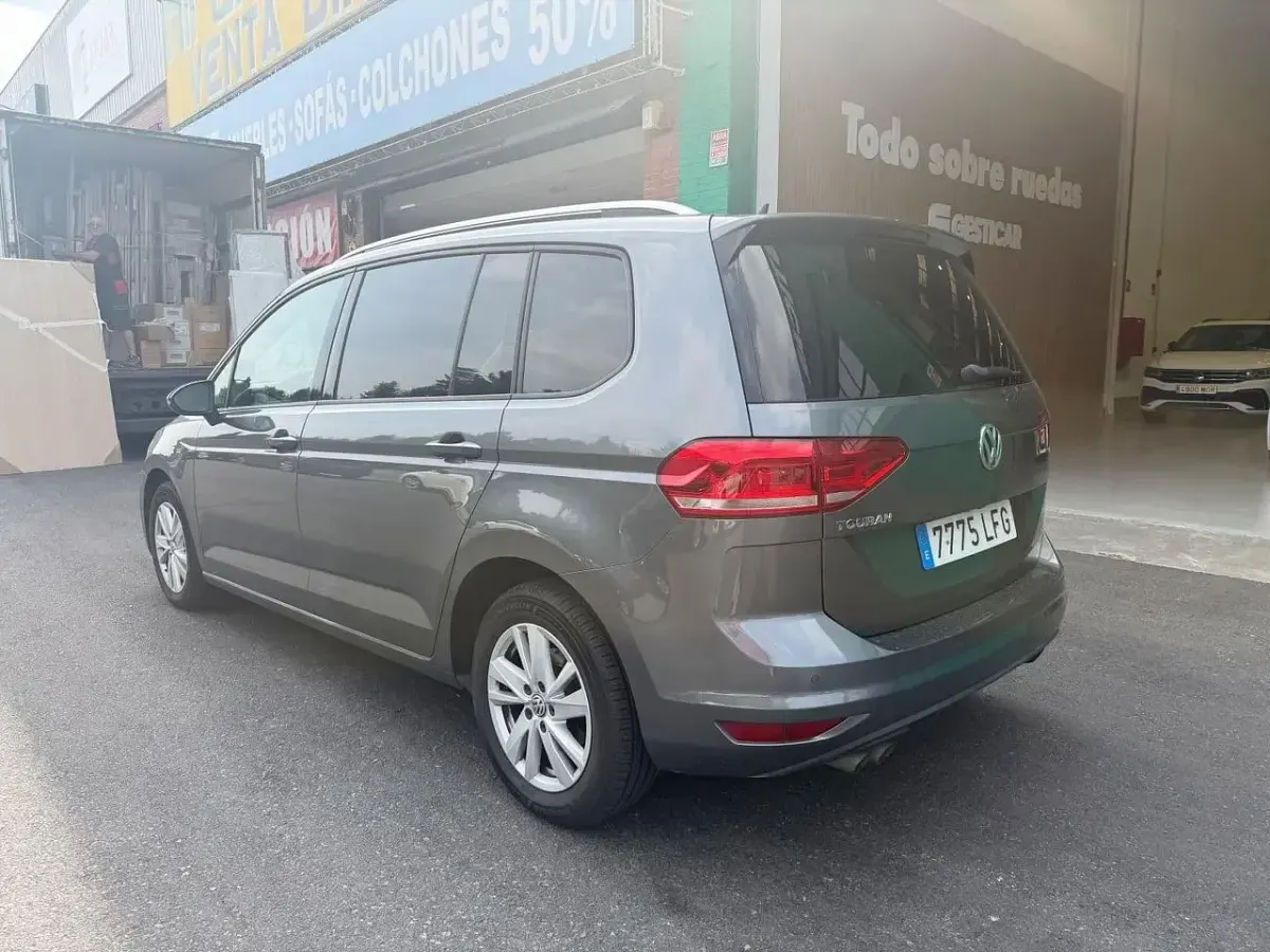 Usado VW Touran Advance 150 CV (110 kW) 2020 Gris Monovolumen