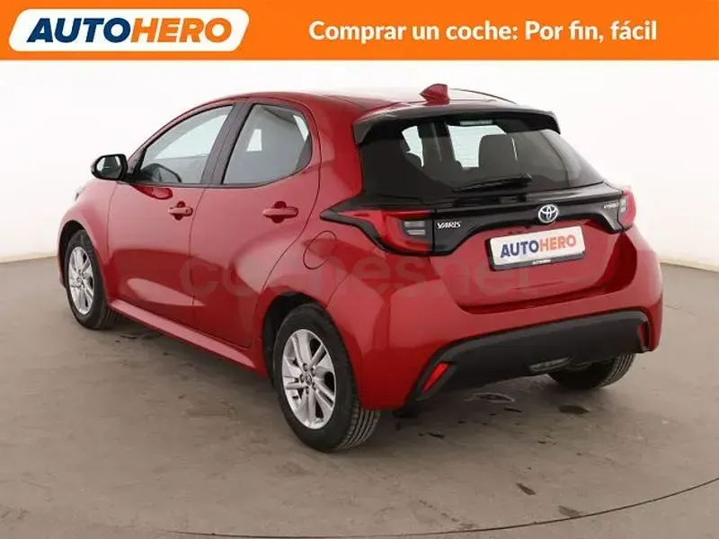 Usado Toyota Yaris Hybrid Active 116 CV (85 kW) 2022 Rojo Berlina