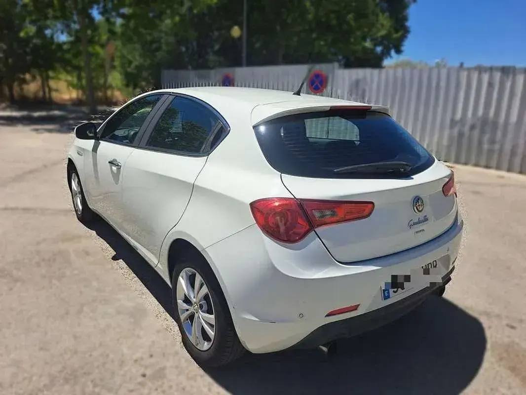 Usado Alfa Romeo Giulietta Distinctive 140 CV (102 kW) 2013 Blanco Utilitario