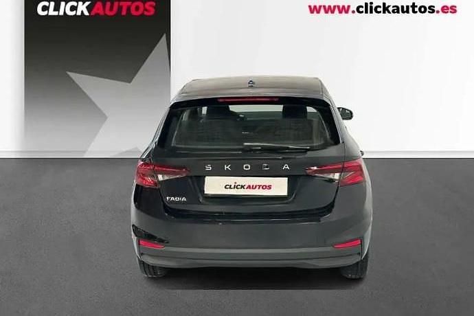 Usado Skoda Fabia Essence 80 CV (58 kW) 2025 Plata Utilitario