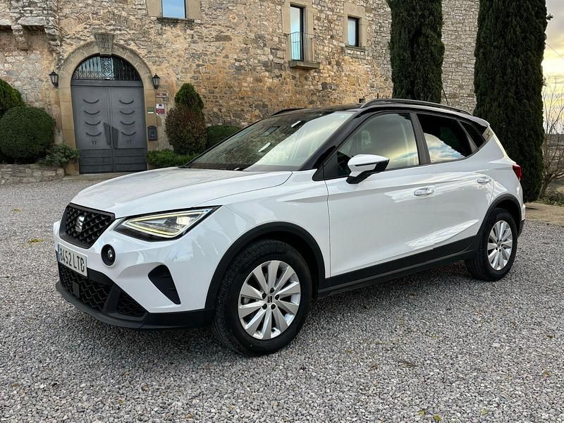 Usado Seat Arona Ecomotive 110 CV (80 kW) 2021 Blanco SUV
