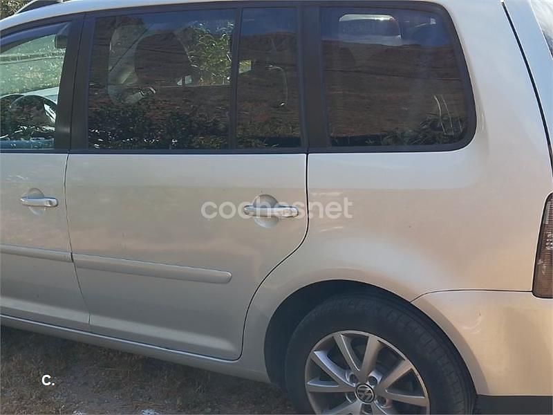 Usado VW Touran Advance 105 CV (77 kW) 2010 Gris / plata Monovolumen