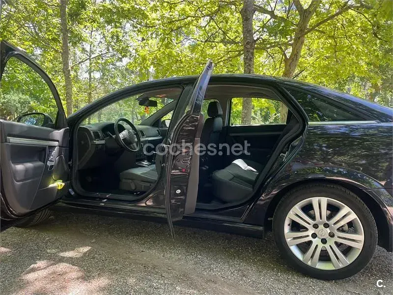 Usado Opel Vectra Elegance 120 CV (88 kW) 2007 Negro Berlina