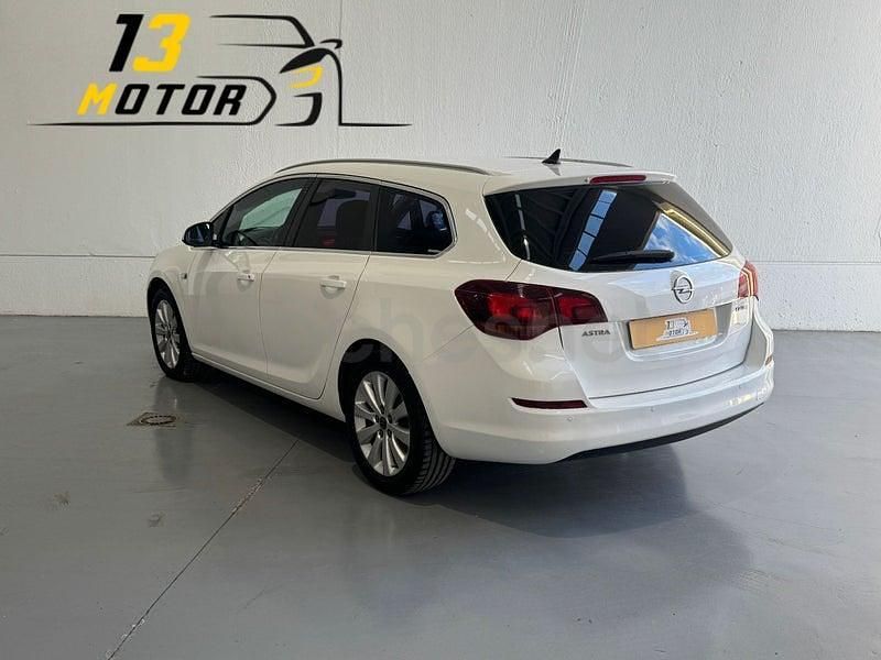 Usado Opel Astra Selective 110 CV (80 kW) 2011 Blanco Familiar