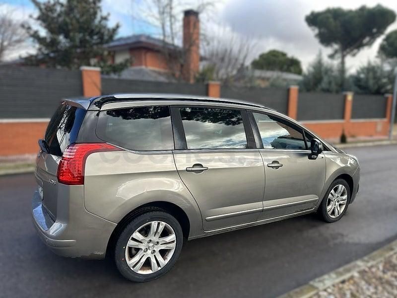 Usado Peugeot 5008 Allure 120 CV (88 kW) 2016 Beige Monovolumen