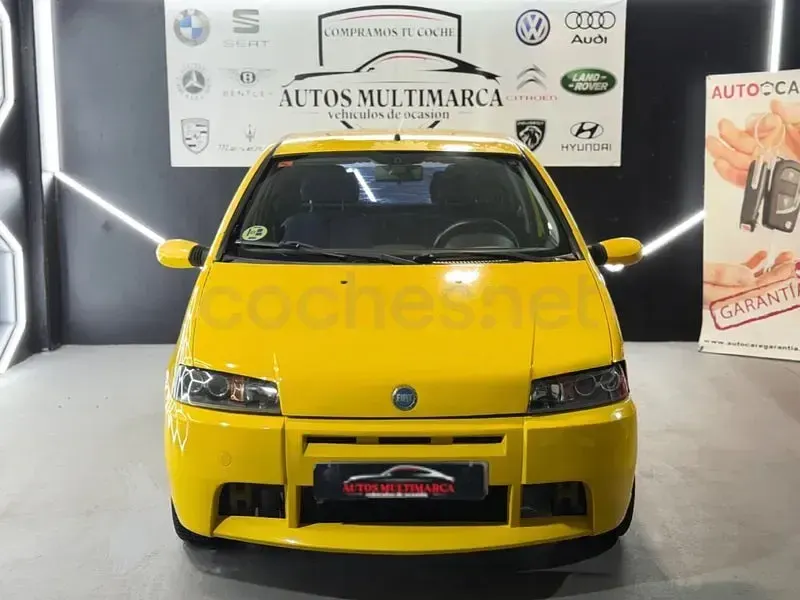 Usado Fiat Punto 80 CV (58 kW) 2003 Amarillo Utilitario
