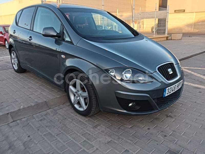 Usado Seat Altea Reference 105 CV (77 kW) 2013 Gris / plata Monovolumen