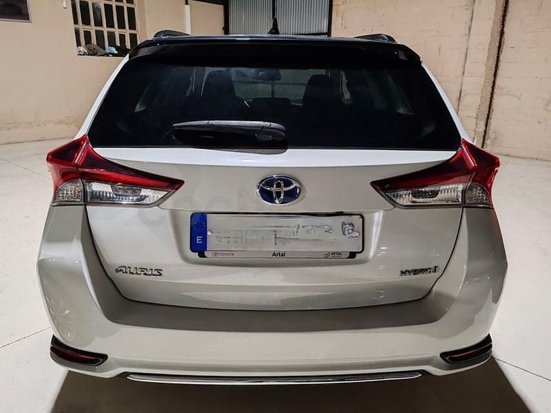 Usado Toyota Auris Hybrid Business Edition 136 CV (100 kW) 2018 Blanco Familiar