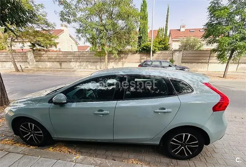 Usado Volvo V40 Momentum 122 CV (89 kW) 2017 Azul Berlina